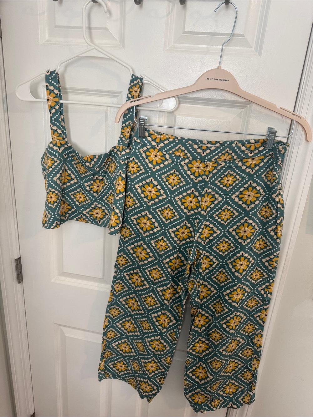 O'Neill Teal and Yellow Floral Crop Top with Capris Set top: small bottoms: 28